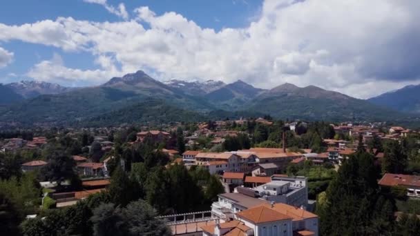 Havadan güzel bir manzara. Dağdaki İtalyan evleri. Vadideki Alp kasabası — Stok video