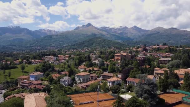 Een prachtig uitzicht vanuit de lucht. Italiaanse huizen op de berg. Alpenstad in het dal — Stockvideo
