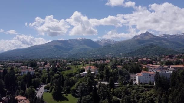 Vista aérea hermosa. Casas italianas en la montaña. Ciudad alpina en el valle — Vídeo de stock