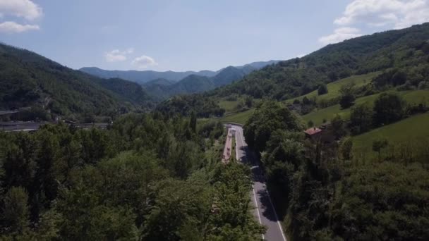 Piękny widok z lotu ptaka krajobraz przyrody piękne wzgórza lasy pola, Włochy — Wideo stockowe