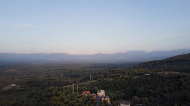 Havadan güzel bir manzara. Dağdaki İtalyan evleri — Stok video