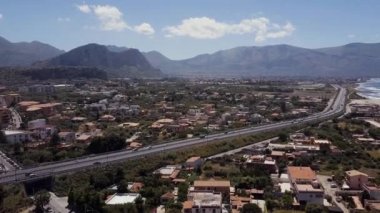 Sicilya 'nın havadan görünüşü, İtalya. Arabalı yol. Deniz Kıyısı Dağları