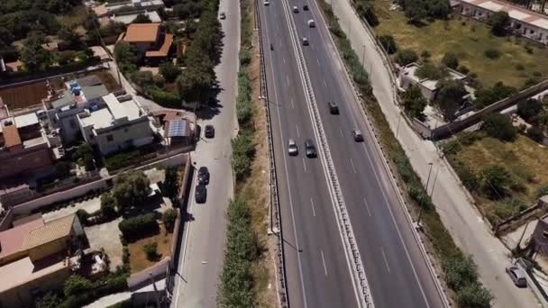Вид с воздуха на Сицилию, Италия. Дорога с машинами. Морское побережье — стоковое видео