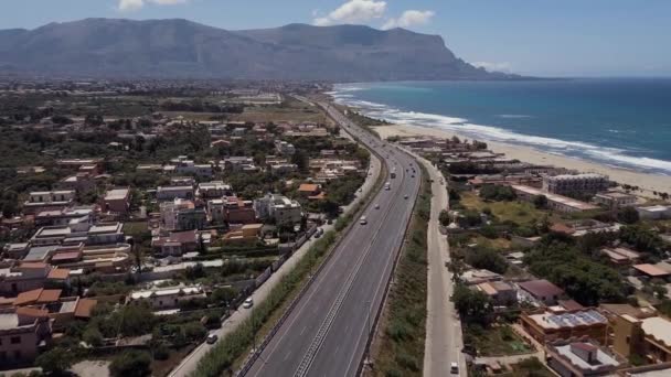 Vista aérea de Sicilia, Italia. Carretera con autos. Montañas de la costa marina — Vídeos de Stock