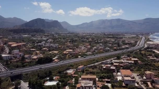 Vista aérea de Sicilia, Italia. Carretera con autos. Montañas de la costa marina — Vídeos de Stock