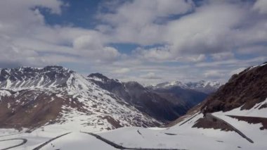 Passo dello Stelvio Havacılık 2017. Bisikletçiler ve hayranlar bisiklet yarışında.