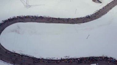 Passo dello Stelvio Havacılık 2017. Bisikletçiler ve hayranlar bisiklet yarışında.