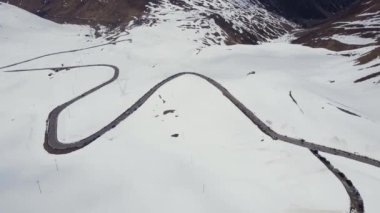 Passo dello Stelvio Havacılık 2017. Bisikletçiler ve hayranlar bisiklet yarışında.
