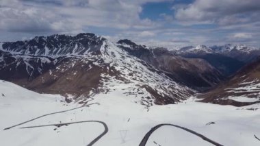 Passo dello Stelvio Havacılık 2017. Bisikletçiler ve hayranlar bisiklet yarışında.