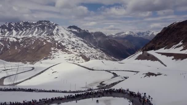 Passo dello Stelvio Aerial 2017. Rowerzyści i kibice na wyścigach rowerowych. — Wideo stockowe