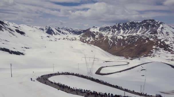 Passo dello Stelvio Aerial 2017. Ciclistas y aficionados en la carrera de motos . — Vídeo de stock