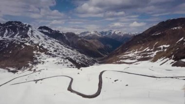 Passo dello Stelvio Havacılık 2017. Bisikletçiler ve hayranlar bisiklet yarışında.