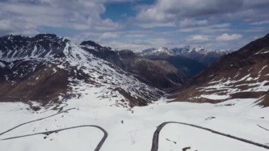 Passo dello Stelvio Havacılık 2017. Bisikletçiler ve hayranlar bisiklet yarışında.