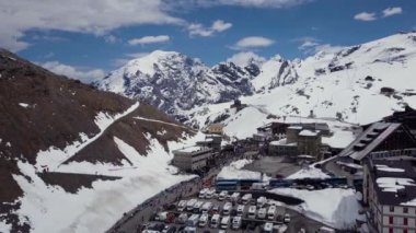 Passo dello Stelvio, İtalya, Giro 2017 Mayıs. Havadan. Bisikletçiler ve hayranlar bisiklet yarışında.