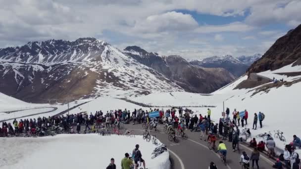Passo dello Stelvio, İtalya, Giro 2017 Mayıs. Havadan. Bisikletçiler ve hayranlar bisiklet yarışında. — Stok video