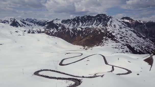 Passo dello Stelvio Aerial 2017. Cyclistes et fans à la course de vélo . — Video