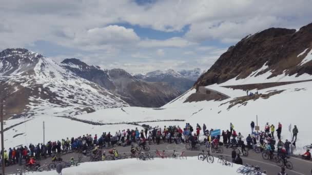 Passo dello Stelvio, Italien, Giro 2017 maj. Flygplan. Cyklister och fans på cykel loppet. — Stockvideo