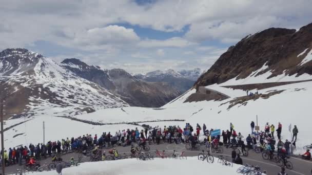 Passo dello Stelvio, İtalya, Giro 2017 Mayıs. Havadan. Bisikletçiler ve hayranlar bisiklet yarışında. — Stok video