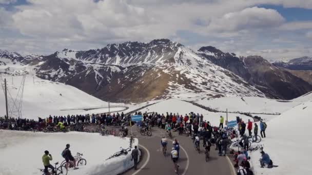 Passo dello Stelvio, Italy, Giro 2017 may. Повітря. Велосипедисти та шанувальники на велогонках.. — стокове відео