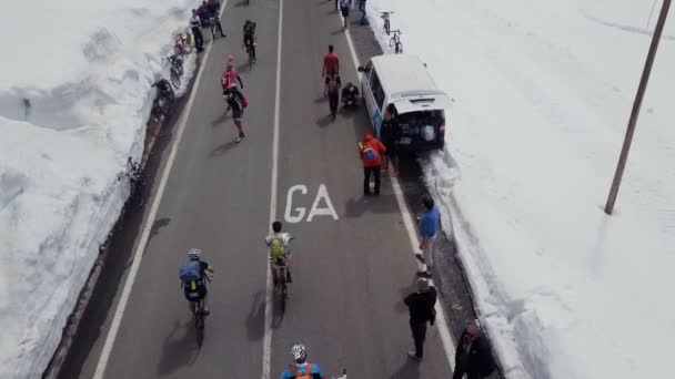 Passo dello Stelvio, Italy, Giro 2017 may. Повітря. Велосипедисти та шанувальники на велогонках.. — стокове відео