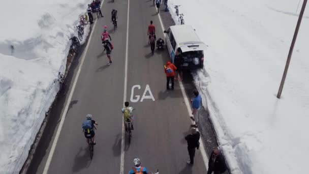 Passo dello Stelvio, Italia, Giro 2017 mayo. Aérea. Ciclistas y aficionados en la carrera de motos . — Vídeos de Stock