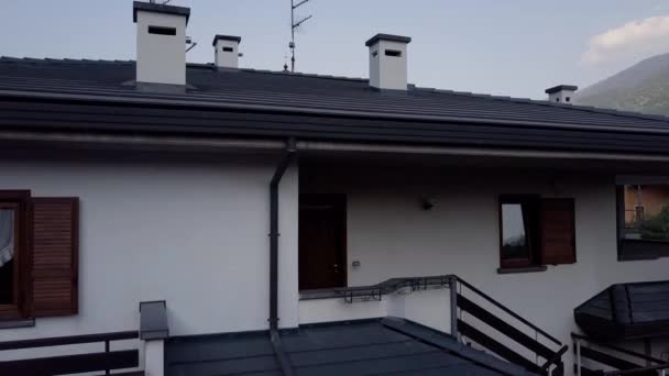Malam hari, Itly, atap rumah besar panorama udara 4k — Stok Video