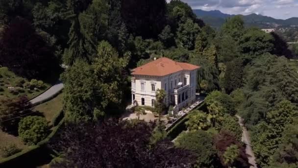 Tiempo del día, Itly, casa de campo entre árboles verdes, panorama aéreo 4k — Vídeos de Stock