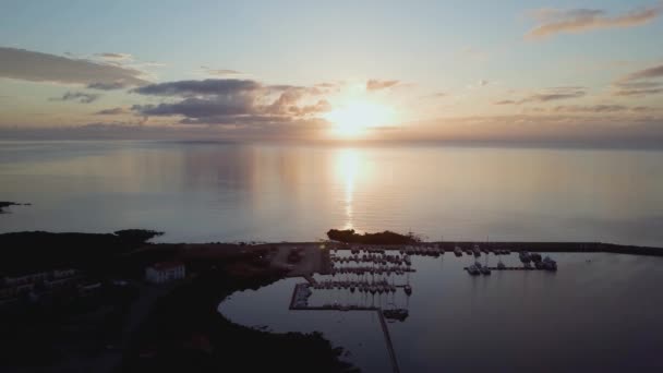 意大利撒丁岛的一个美丽的空中村庄海岸上的日出，停放游艇 — 图库视频影像