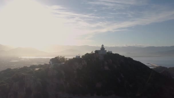 İtalya, Sardinya 'da güzel bir köyün havası. Sahilde gün doğumu, dağlar — Stok video