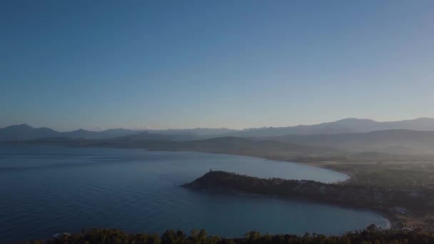 Εναέρια μιας όμορφης ανατολής στην ακτή, βουνά. Σαρδηνία, Ιταλία — Αρχείο Βίντεο