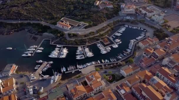 Bonito pueblo aéreo en Cerdeña, Italia. Salida del sol en la costa, yates de estacionamiento — Vídeos de Stock