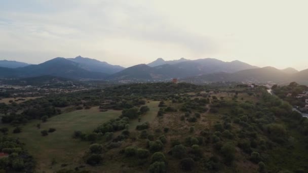 Flygfoto vacker by på Sardinien, Italien. Solnedgång, berg i bakgrunden — Stockvideo