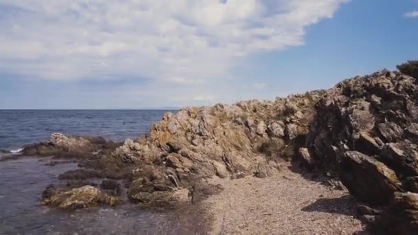 Aeril schöne Aussicht. Niedrige Winkelaufnahme der felsigen Küste, Felsen im Meer — Stockvideo