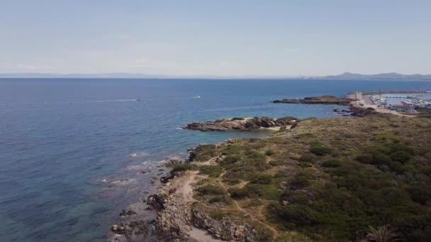 Aeril όμορφη θέα. Χαμηλή γωνιακή εναέρια άποψη της βραχώδους ακτής, βράχοι στη θάλασσα — Αρχείο Βίντεο