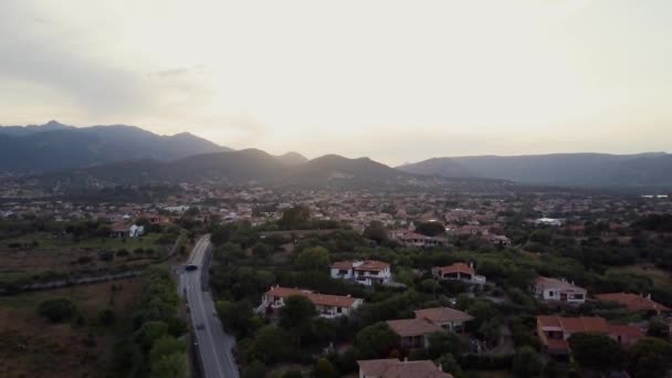 Bonito pueblo aéreo en Cerdeña, Italia. Puesta de sol, montañas en el fondo — Vídeo de stock