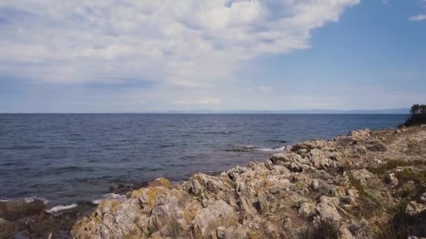 Aeril bela vista. Vista aérea de baixo ângulo da costa rochosa, Pedras no mar — Vídeo de Stock