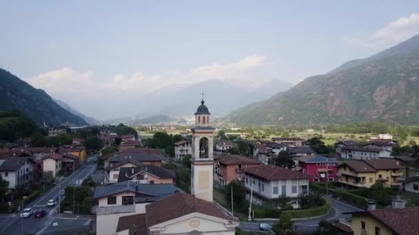 Повітряний красивий вигляд. Мале італійське село в горах — стокове відео