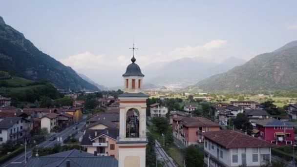 Vista aérea bonita. Pequena aldeia italiana nas montanhas — Vídeo de Stock