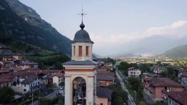 Flygfoto vacker utsikt över kyrkan med torn i den italienska landsbygden — Stockvideo