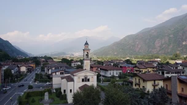 Vista aérea hermosa. Pequeño pueblo italiano en las montañas — Vídeos de Stock