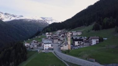 Havadan güzel bir manzara. Dağlarda küçük bir İtalyan köyü