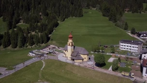 Vista aérea bonita da igreja com torre na paisagem italiana — Vídeo de Stock