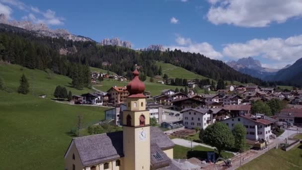 Vista aérea de la iglesia con torre en el campo italiano — Vídeos de Stock