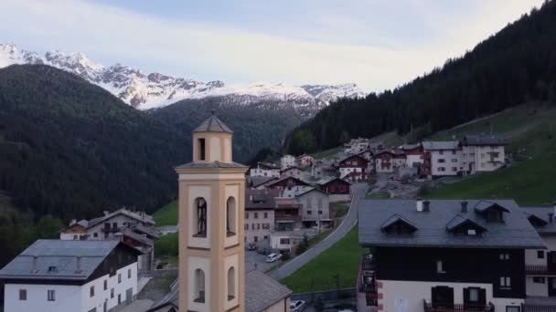 Veduta aerea bellissima. Piccolo borgo italiano in montagna — Video Stock