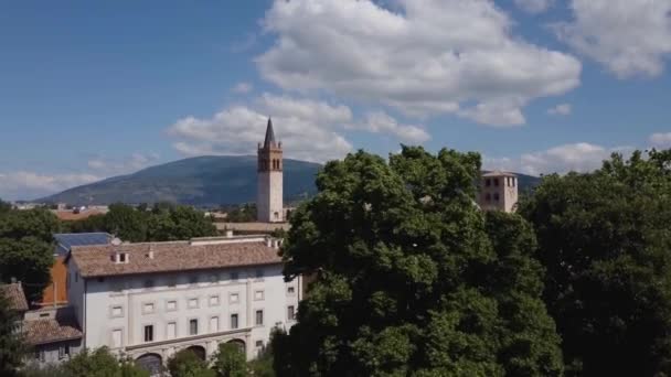 Vista aérea bonita. Pequena aldeia italiana nas montanhas — Vídeo de Stock