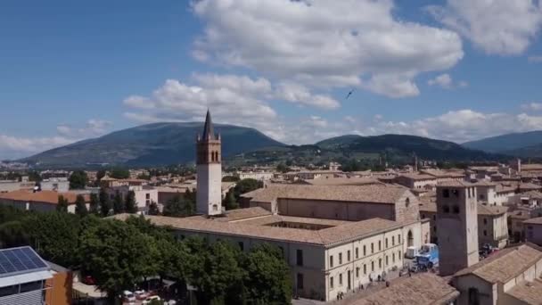 Een prachtig uitzicht vanuit de lucht. Klein Italiaans dorpje in de bergen — Stockvideo