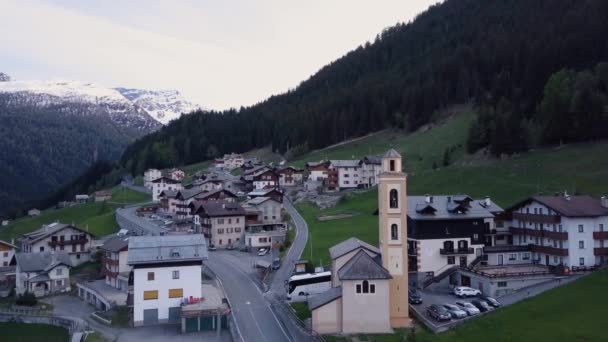 Vista aérea bonita. Pequena aldeia italiana nas montanhas — Vídeo de Stock