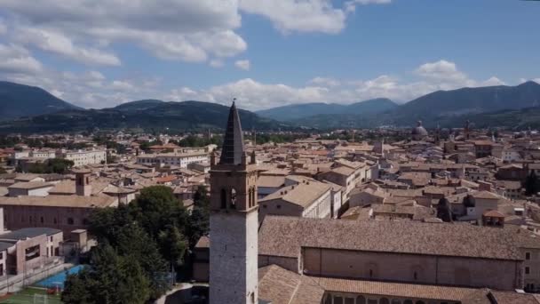 Schöne Aussicht aus der Luft. Kleines italienisches Dorf in den Bergen — Stockvideo