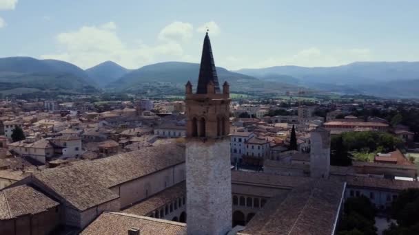 空中の美しい景色。山の中の小さなイタリアの村 — ストック動画