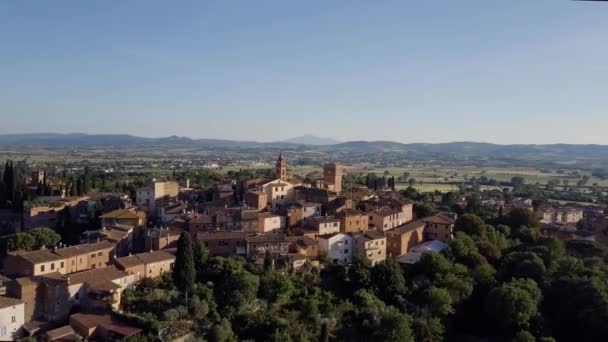Vista aérea bonita. Pequena aldeia italiana nas montanhas — Vídeo de Stock